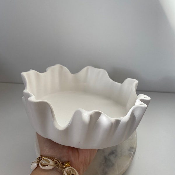 Waved bowl alabaster Schmuckschale/ Dekoschale, aesthetic wavy bowl, matte white bowl for jewelry or keys as well as decorative items
