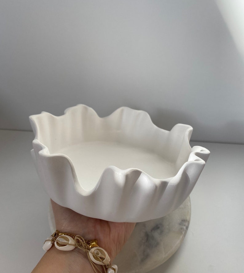 Waved bowl alabaster Schmuckschale/ Dekoschale, aesthetic wavy bowl, matte white bowl for jewelry or keys as well as decorative items Bild 1