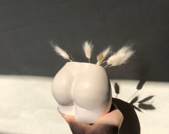 Small booty vase  „bum bum“ in white matte, unique handpoured small vase or planter for your home decor and gifting, 10x12 cm