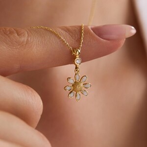Gold Daisy Necklace, Gold Filled Daisy Flower Necklace for Women