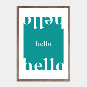 Op de afbeelding: Een ingelijste kunstdruk met een turquoise vierkant in het midden en het woord "hello" in het wit. Het woord "hello" staat ook ondersteboven boven en onder het vierkant. De lijst is lichtbruin.