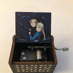 Caixa de música inspirada em anime japonês, decoração de casa em madeira, presente de Natal, amizade, Dia dos Namorados, Dia das Mães, castelo
