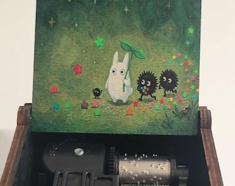Op Japanse anime geïnspireerde muziekdoos, grillig gepersonaliseerd cadeau, aangepaste gravure, bosgeest, op de grote hazelnoot
