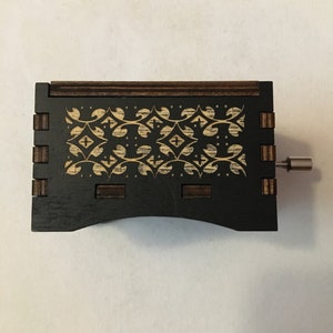 Hand crank music box with wood engraving