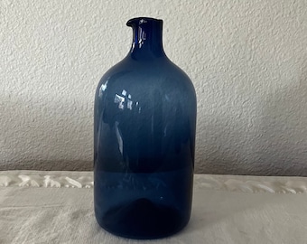 Timo Sarpaneva Straight Bird Bottle, Navy Blue Glass Carafe Model i-400 Iitalla