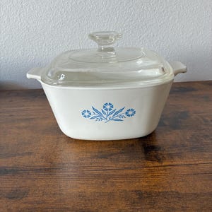 Corning Ware Blue Cornflower Casserole 1 3/4 Quart Casserole Dish, with Pyrex Clear Glass Lid