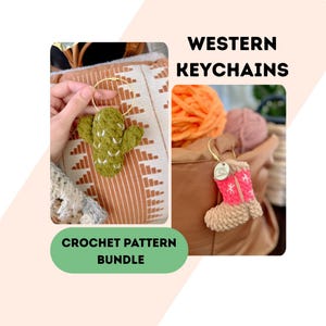 Puede incluir: Dos llaveros de ganchillo: un cactus verde y una bota de vaquero rosa y beige. Los llaveros forman parte de un paquete de patrones de ganchillo. Se muestran las palabras "WESTERN KEYCHAINS" y "CROCHET PATTERN BUNDLE".