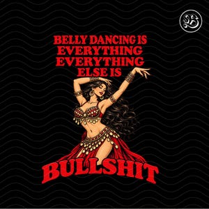 Könnte beinhalten: Ein schwarzes Grafikdesign mit einer Bauchtänzerin in einem roten Kostüm mit goldenen Akzenten. Der Text lautet: BELLY DANCING IS EVERYTHING EVERYTHING ELSE IS BULLSHIT. Ein kleines kreisförmiges Logo mit den Buchstaben LB befindet sich oben rechts.
