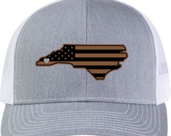 Gorra con parche de cuero con recorte de Carolina del Norte y bandera estadounidense / Corazón sobre el oeste de Carolina del Norte / Apoyo a la ayuda en caso de desastre