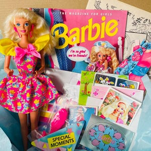 Boîte cadeau Barbie fête de Pâques 1994//panier de Pâques Barbie vintage//magazine Barbie pour filles//autocollants cartes à collectionner éphémères//années 1990