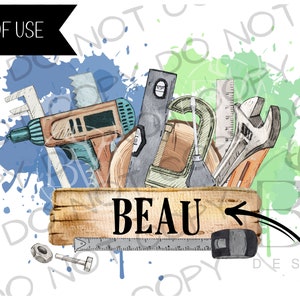 Könnte beinhalten: Ein digitales Design mit einer Sammlung von Werkzeugen, darunter eine Bohrmaschine, eine Säge, ein Schraubenschlüssel und ein Maßband, mit einem Holzschild, auf dem "BEAU" steht und ein Pfeil nach rechts zeigt. Die Werkzeuge sind von blauen und grünen Aquarellspritzer umgeben.