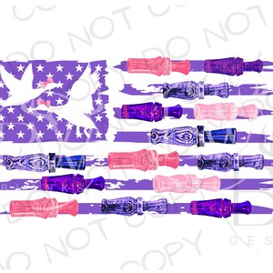 Op de afbeelding: Een verweerd Amerikaans vlagontwerp in paars en wit met twee witte duiven die in de linkerbovenhoek vliegen. De vlag is versierd met roze en paarse eendenlokken.