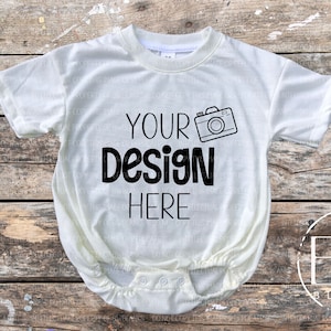 Crème BAGGY BUBBLE Romper Mock-Up | Digitale download | Baby T-shirt bespotten | Babybelmodel | T-shirt lag plat Mock Up