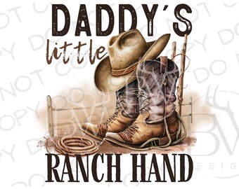 Puede incluir: Un sombrero de vaquero marrón y botas con una cuerda y una valla de madera. El texto "Daddy's little Ranch Hand" está escrito en letras marrones.