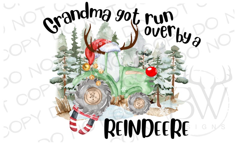 Peut inclure: Une illustration aquarelle d'un tracteur vert avec un nez rouge et des bois, portant un chapeau de P&egrave;re No&euml;l. Le tracteur roule dans une for&ecirc;t enneig&eacute;e avec le texte "Grandma got run over by a REINDEERE" au-dessus.