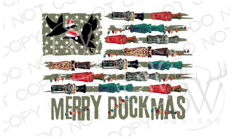 K&ouml;nnte beinhalten: Ein gr&uuml;nes, wei&szlig;es und rotes amerikanisches Flaggen-Design mit einem abgenutzten Look. Die Flagge besteht aus Entenrufen und Weihnachtslichtern. Der Text "Merry Duckmas" steht unter der Flagge.