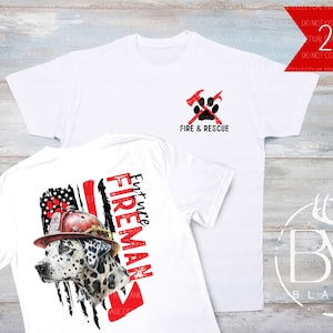Può includere: Due magliette bianche, una con un'impronta di zampa rossa e asce incrociate con il testo "Fire & Rescue" e l'altra con un dalmata che indossa un casco da pompiere e il testo "Future Fireman" con un design di bandiera americana rosso, bianco e blu.