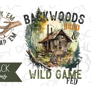 Peut inclure: Un ensemble de 3 designs numériques représentant une cabane rustique dans les bois, un cerf et une dinde. Le texte indique "Backwoods Bred & Wild Game Fed" et "Track 'Em & Trap 'Em".