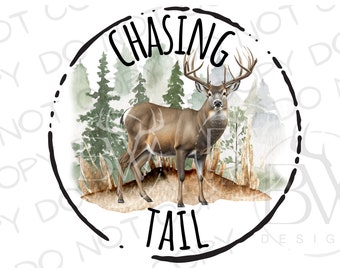 Puede incluir: Un diseño circular en blanco y negro con el texto "CHASING TAIL" en blanco. Una ilustración de acuarela de un ciervo marrón con grandes cuernos de pie en un entorno de bosque.