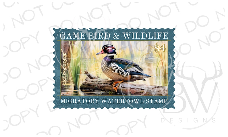 K&ouml;nnte beinhalten: Eine blaue und wei&szlig;e Briefmarke mit einem Stockenten-M&auml;nnchen auf einem Baumstamm in einem Teich. Die Briefmarke tr&auml;gt die Aufschrift "Game Bird & Wildlife" und "Migratory Waterfowl Stamp". Die Briefmarke hat einen Wert von 4&nbsp;&euro;.
