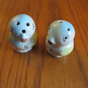 Vintage 1950s Ceramic Tiny Bird Salt and Pepper Shakers