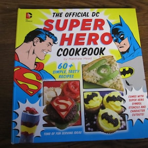 The Official DC Superhero Cookbook with Logo Stencils and Character Cutouts / 60 Tasty Recipes