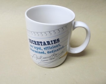Tasse à café poinçonnée « Secretaries... Secretly Run the World » 1987