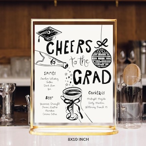 Könnte beinhalten: Schwarz-weiß-Illustration einer Abschluss-Kappe, einer Champagnerflasche, einer Discokugel und eines Martini-Glases auf weißem Hintergrund. Der Text "CHEERS to the GRAD" ist in Schwarz geschrieben. Die Texte "Spirits", "Beer" und "Cocktails" sind mit Getränkeauswahl unter jeder Kategorie aufgelistet. Das Schild ist 8x10 Zoll groß.