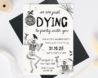 Puede incluir: Invitación a una fiesta de Halloween con temática de esqueletos en blanco y negro. La invitación dice "we are just DYING to party with you" e incluye detalles de la fiesta. También se muestra una bola de discoteca, una telaraña y murciélagos.