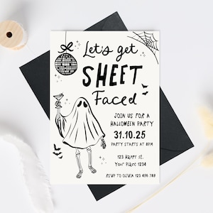 Może przedstawiać: Czarno-białe zaproszenie na imprezę Halloween z napisem "Let's get SHEET Faced". Zaproszenie przedstawia ducha z koktajlem, kulą dyskotekową, nietoperzami i pajęczyną.