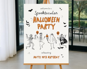 Könnte beinhalten: Ein Halloween-Partyschild auf einer Staffelei. Auf dem Schild steht "Willkommen zu einer Spooktacular Halloween Party" in orangefarbenen und schwarzen Buchstaben. Das Schild zeigt Illustrationen von Skeletten, einem Geist und Fledermäusen. Das Schild feiert Matts 10. Geburtstag.
