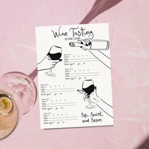以下が含まれることがあります： ワインテイスティングのスコアカード。白黒で、ワイングラスとボトルを持つ手のイラストが描かれています。ワインの評価、メモ、そして「Sip, Swirl, and Savor」のテキストが含まれています。