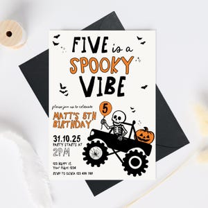 以下が含まれることがあります： 「FIVE is a SPOOKY VIBE」のテキストが入ったハロウィーンをテーマにした誕生日招待状。カボチャとクモの巣の車輪が付いた黒い車を運転するスケルトンが特徴です。「MATT'S 5TH BIRTHDAY」とパーティーの詳細も含まれています。