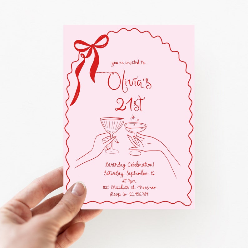 Op de afbeelding: Roze uitnodiging met een rode strik en een rode omtrek van twee handen die champagne glazen vasthouden. De tekst luidt "you're invited to Olivia's 21st Birthday Celebration! Zaterdag 12 september om 19:00 uur 1125 Elizabeth St. Mossman RSVP naar 123.456.789"