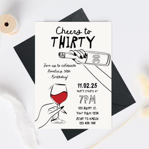Può includere: Un invito bianco con testo nero e illustrazioni. Il testo recita "Cheers to Thirty" e include i dettagli per una festa di compleanno di 30 anni. Le illustrazioni mostrano una mano che versa vino da una bottiglia etichettata "30" in un bicchiere.