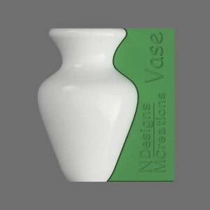 Op de afbeelding: Witte keramische vaas met een rond lichaam en een smalle hals. De vaas staat op een groene achtergrond met de tekst "NDesigns MCreations Vase" in reliëf op de achtergrond.