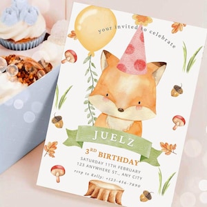 Op de afbeelding: Een verjaardagsuitnodiging met een aquarel illustratie van een vos met een feesthoed, een ballon en bos elementen. De uitnodiging luidt "JUELZ 3rd BIRTHDAY" met evenement details en RSVP informatie.