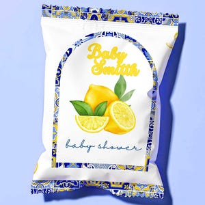 Op de afbeelding: Witte baby shower-gunstzak met een citroenontwerp. De tas heeft de tekst "Baby Smith" in gele letters, samen met illustraties van citroenen en bladeren. De tas is versierd met een blauw en geel tegelpatroon.