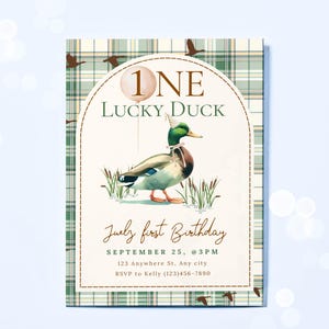 K&ouml;nnte beinhalten: Eine Geburtstagseinladung mit einer Illustration einer Ente mit Partyhut. Der Text lautet "ONE Lucky Duck" und "July first Birthday". Der Hintergrund hat ein gr&uuml;n-beige kariertes Muster mit fliegenden Enten.