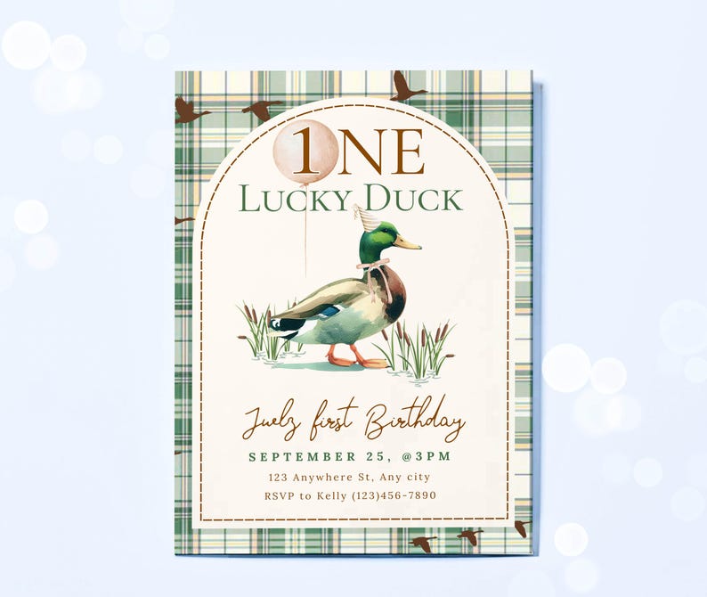 K&ouml;nnte beinhalten: Eine Geburtstagseinladung mit einer Illustration einer Ente mit Partyhut. Der Text lautet "ONE Lucky Duck" und "July first Birthday". Der Hintergrund hat ein gr&uuml;n-beige kariertes Muster mit fliegenden Enten.