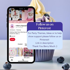 K&ouml;nnte beinhalten: Ein Smartphone zeigt eine Etsy-Shop-Seite mit Partyplanungs-Ideen, neben einem Cupcake mit Zuckerguss und Blaubeeren. Ein lila Schild ermutigt Benutzer, Pinterest zu folgen.