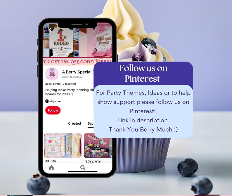 K&ouml;nnte beinhalten: Ein Smartphone zeigt eine Etsy-Shop-Seite mit Partyplanungs-Ideen, neben einem Cupcake mit Zuckerguss und Blaubeeren. Ein lila Schild ermutigt Benutzer, Pinterest zu folgen.