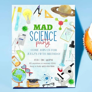 Pode incluir: Convite para uma festa com tema de ciência com o texto "MAD SCIENCE party". O convite apresenta ilustrações em aquarela de ferramentas científicas, planetas e um microscópio. Um cupcake com cobertura branca está em uma superfície azul.