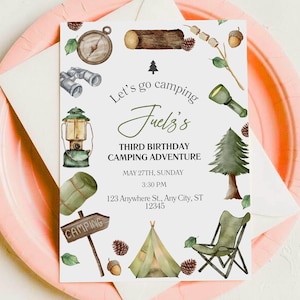 Könnte beinhalten: Eine Einladung zum Thema Camping mit dem Text "Let's go camping" und "Fuelz's Third Birthday Camping Adventure". Das Design umfasst Illustrationen von Campingausrüstung, einem Zelt und einem Kompass, auf einem rosa Teller.