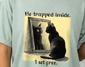 Camiseta Comfort Colors "Él atrapó dentro, yo lo liberé", diseño humorístico de meme de gato (Unisex XS-XXL, tejido teñido con pigmentos, algodón suave hilado en anillo)