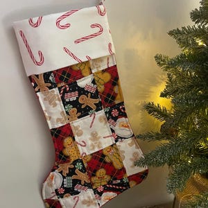 Vändbar lapptäcke med pepparkaksmönster, handgjord julstrumpa