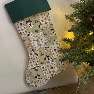 Chaussette de Noël faite main en patchwork avec des flocons de neige et des chiots
