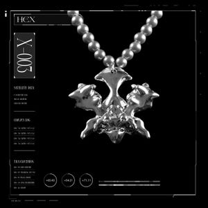 Puede incluir: Collar con colgante plateado con un diseño abstracto único. El colgante cuelga de una cadena de cuentas grises. La imagen tiene el texto "HEX" y "X-003". El fondo es negro.