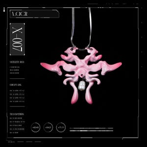 Könnte beinhalten: Eine pinkfarbene Anhängerkette mit einem einzigartigen, abstrakten Design. Der Anhänger hat eine zentrale Struktur mit sich erstreckenden, gebogenen Armen und einer hängenden Perle. Die Kette befindet sich auf einer silbernen Kette vor schwarzem Hintergrund.