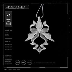 Może przedstawiać: Przezroczysty wisiorek z orchideą-duchem o skomplikowanych detalach, zawieszony na czarnym tle. Wisiorek ma delikatne, płynące płatki i centralny akcent w kształcie rombu. Obraz zawiera tekst "GHOST ORCHID" i "X-001".